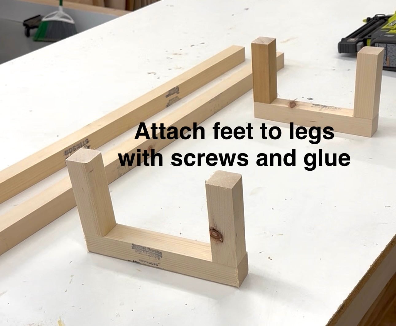 Attaching the feet and legs for a one-board 2x2 shoe rack